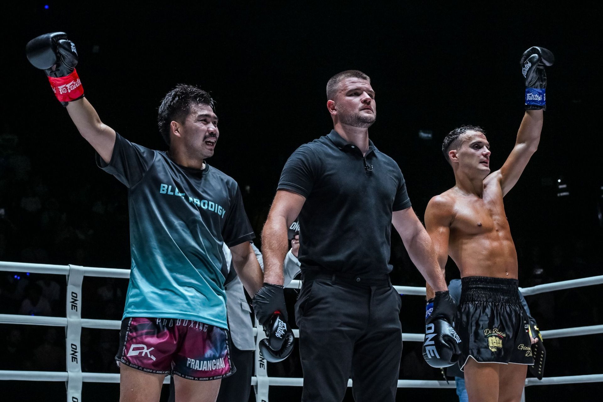 Prajanchai (L) beats Jonathan Di Bella (R) | Image credit: ONE Championship