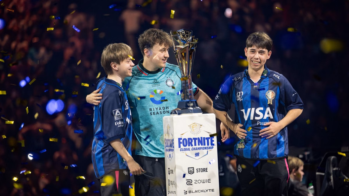 How old is Fortnite pro player Queasy?