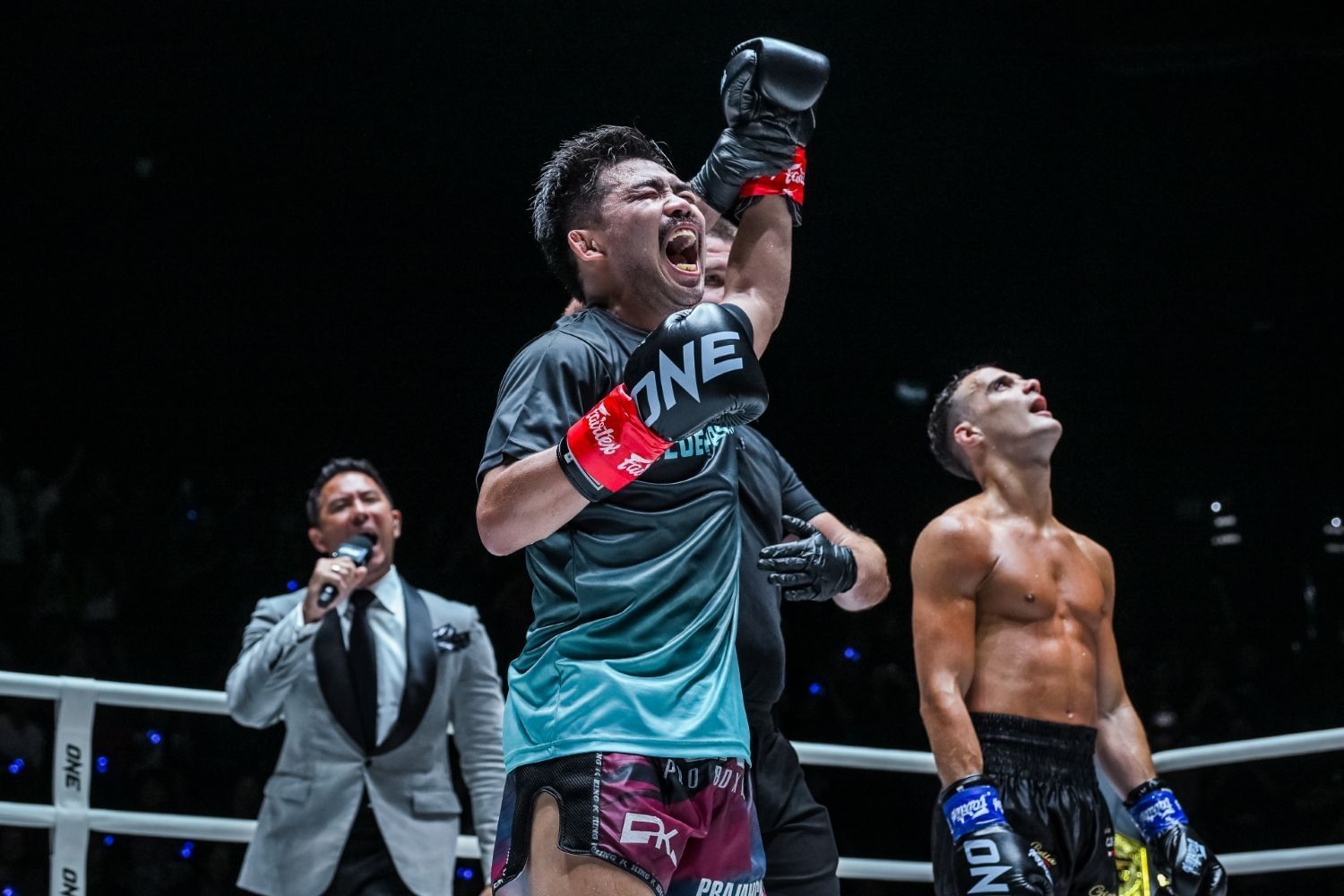 (From left) Prajanchai gets his hand raised over Jonathan Di Bella last year. [Image: ONE Championship]