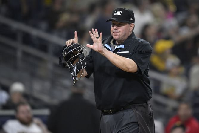 "Absolute psycho";"World's biggest ego" - Fans call out home plate umpire's bizarre behavior in Blue Jays vs Mariners ALCS Game 2