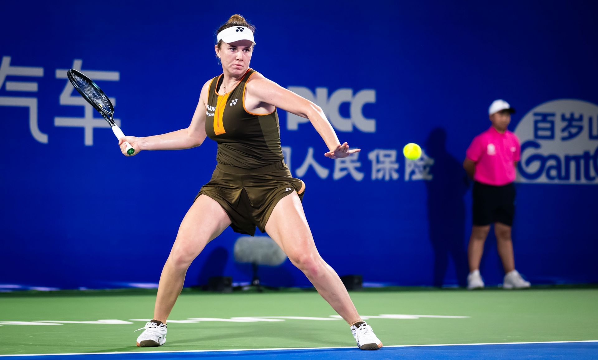 Linda Noskova hits a forehand | Image Source: Getty