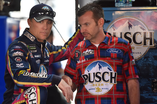 “KH used to do it quite often”: Kevin Harvick’s championship winning ally weighs in on Denny Hamlin’s post-Las Vegas victory message