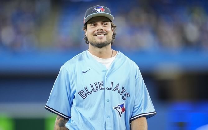 Maple Leafs' Auston Matthews snubbed by ex-NHLers over $500,000,000 Blue Jays star, as the face of Toronto sports