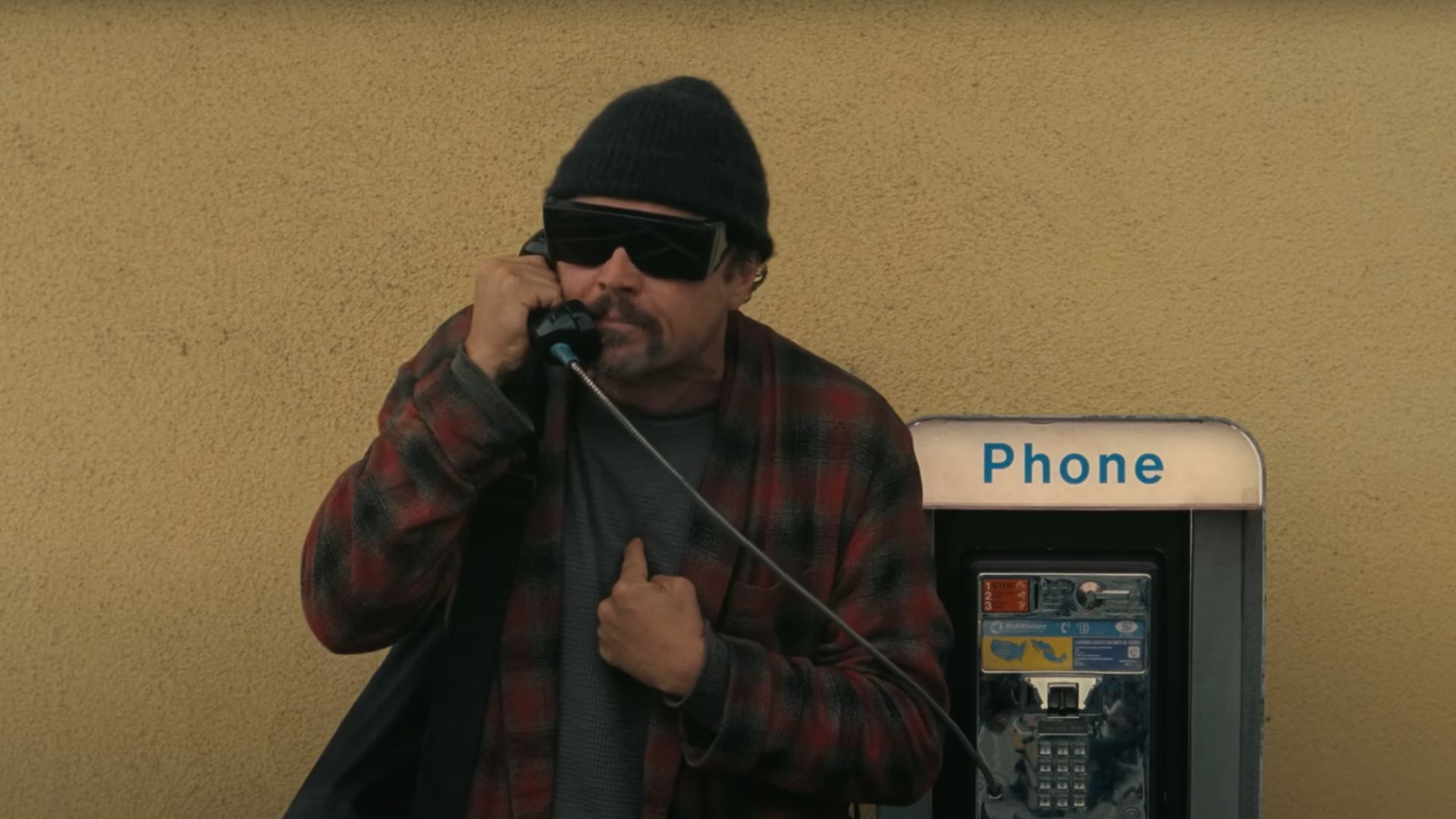 DiCaprio takes on a new role as a stoner and former revolutionary (Image via YouTube/Warner Bros.)