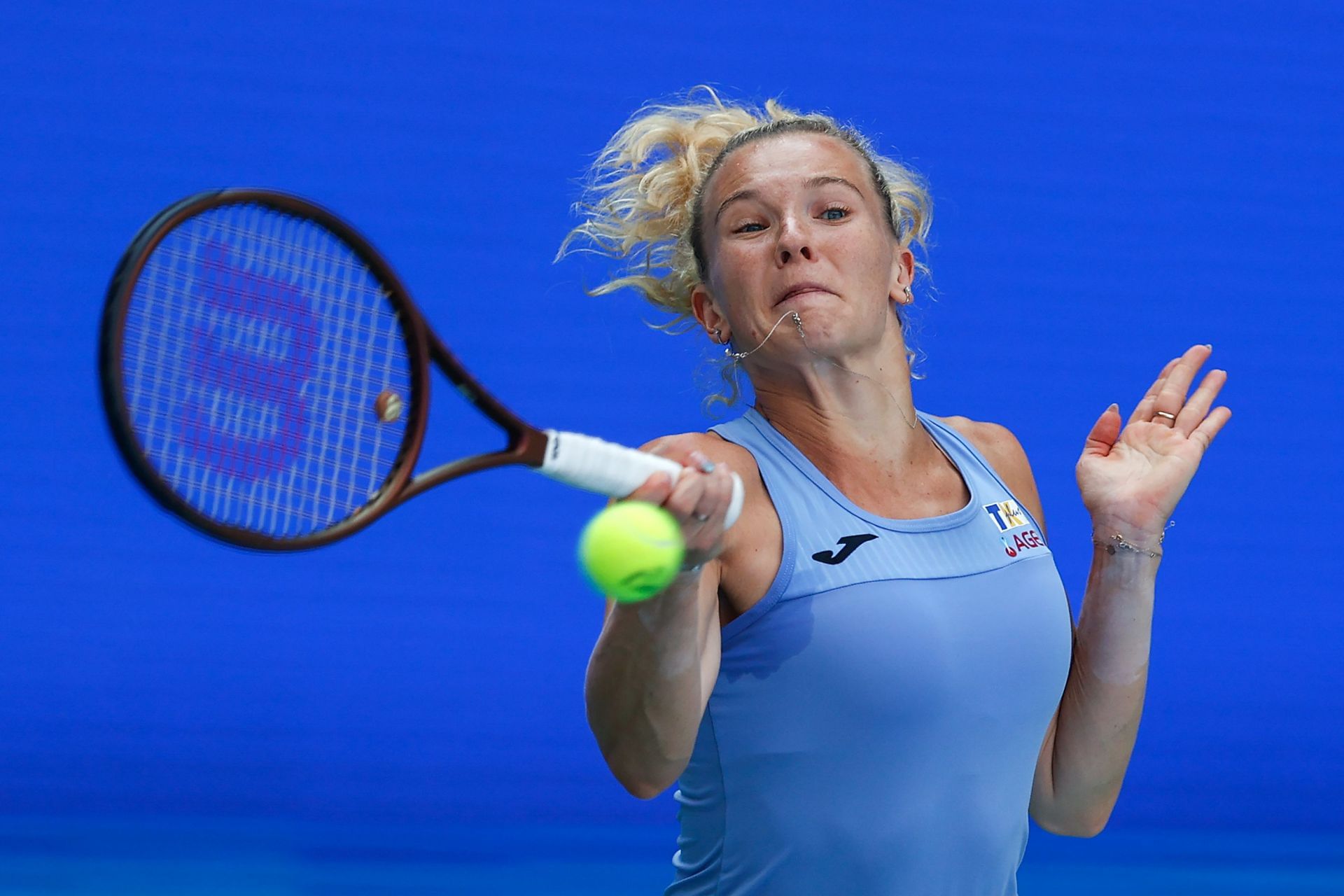 Katerina Siniakova hits a forehand | Image Source: Getty