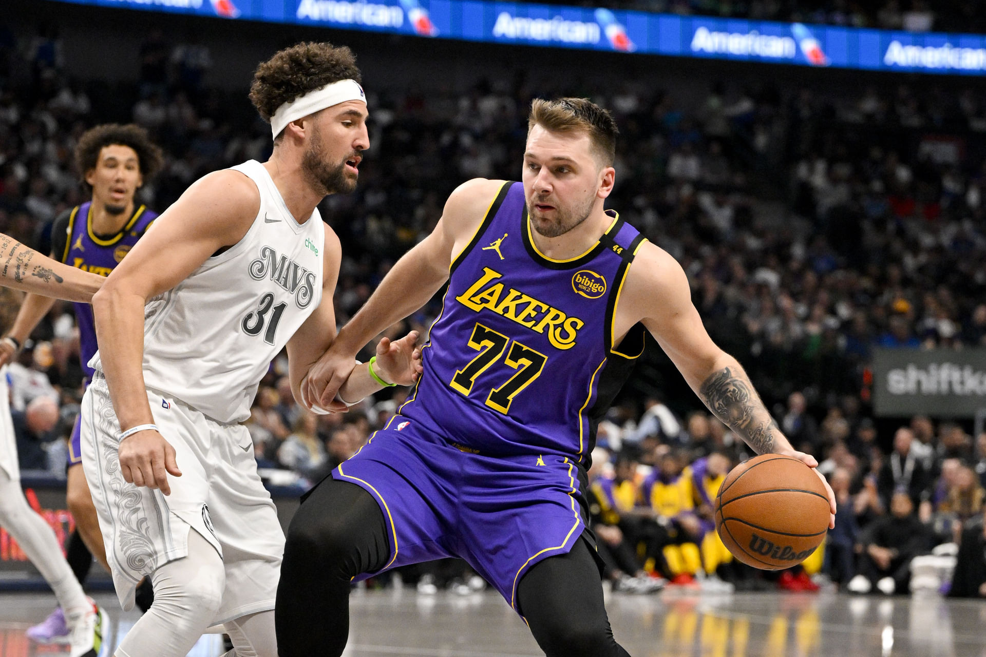 Dallas Mavericks guard Klay Thompson (L) takes on LA Lakers' Luka Doncic (R) (Image Source: IMAGN)