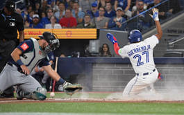 "Cal Raleigh not made for bright lights" - Fans roast ALCS MVP front-runner after brutal misthrow lets Vladimir Guerrero Jr. steal extra base