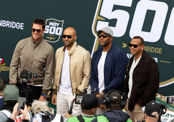 Tom Brady drops 4-word reaction as Yankees iconic duo Alex Rodriguez & Derek Jeter steal the show under October lights