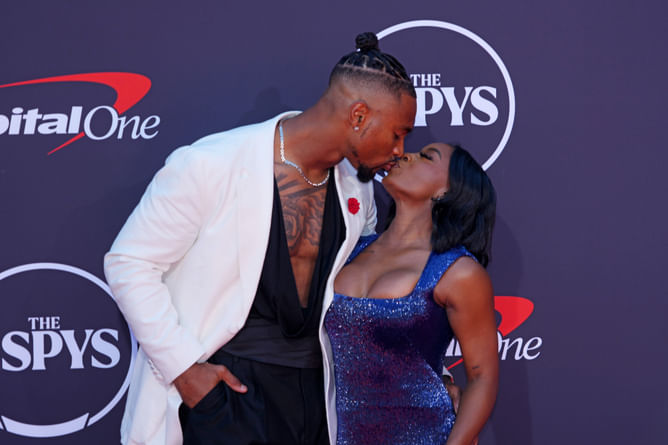 (Watch) Jonathan Owens packs on PDA with Simone Biles as she dons white top and skirt at Bears vs. Saints Week 7 game