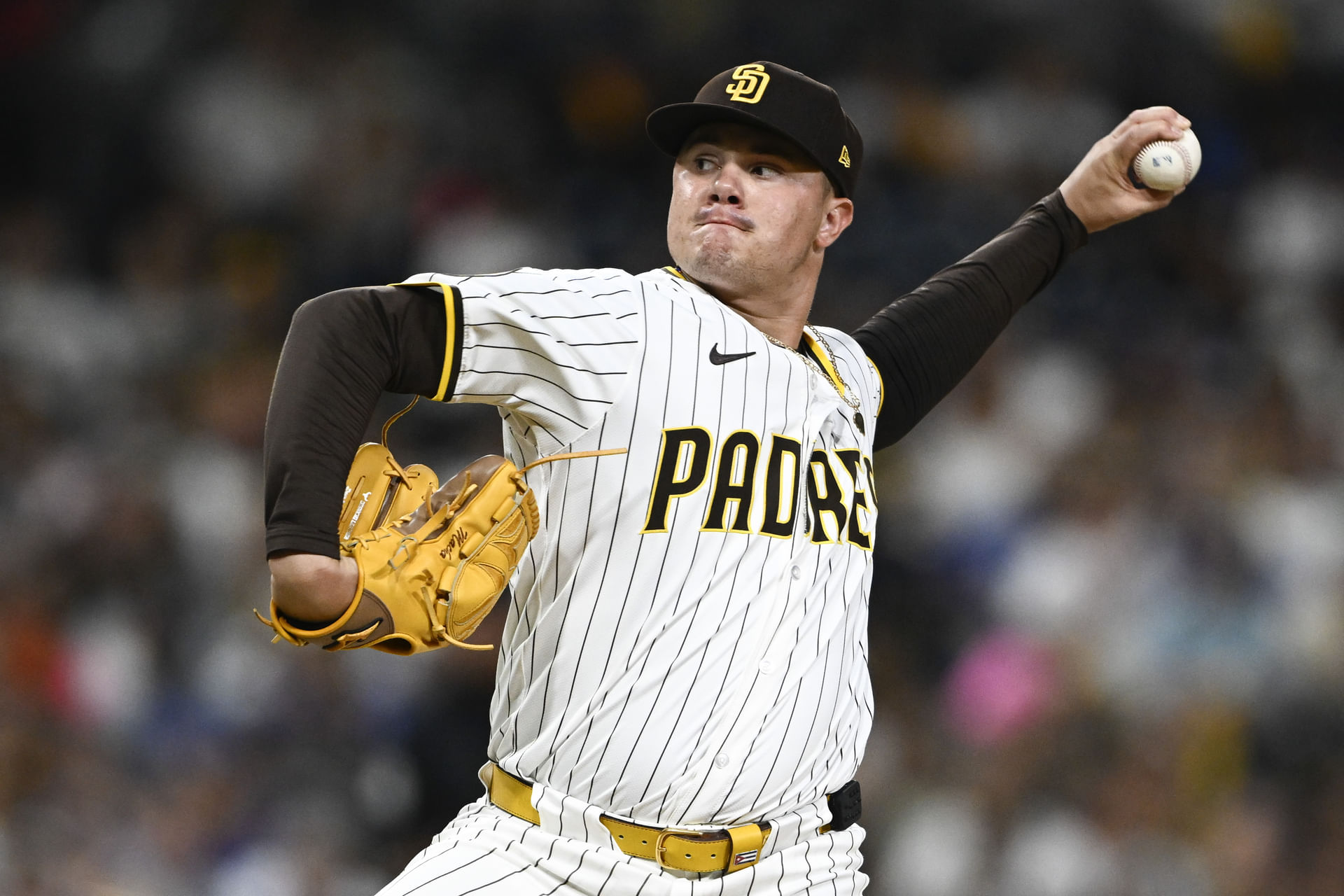 Adrian Morejon reacts as wife Melany crushes poolside workout routine in bikini