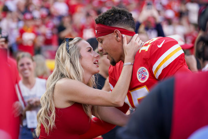 Patrick Mahomes drops loving reaction as wife Brittany flaunts Chiefs-themed outfit from Week 4 win over Ravens