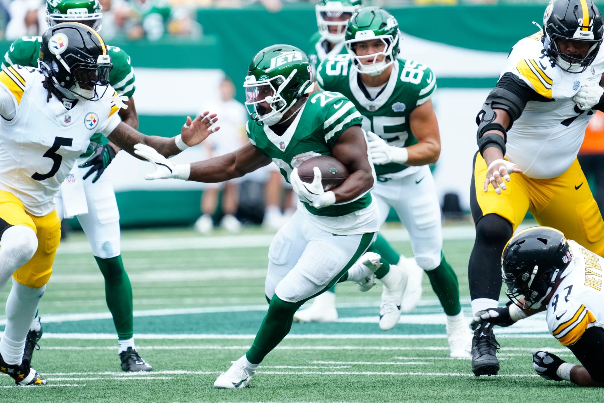 Breece Hall rushes against the Pittsburgh Steelers - Source: Imagn