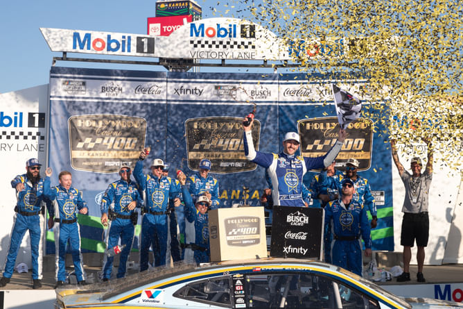 “Denny Hamlin is Darth Vader”: Kenny Wallace reacts to the ‘Good vs. Evil’ crowd reaction after Chase Elliott’s wild Kansas win