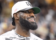 "Wants to be MJ so bad": NBA fans react as LeBron James takes golf swing advice from $13,937,574 star mid-game vs Warriors