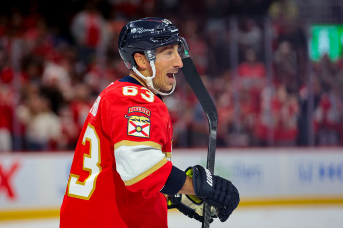 Brad Marchand, Paul Bissonnette go blow-for-blow in a hilarious chirp battle: "If your ears were as big as your nose"