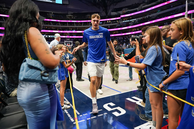 "He's the white version of LeBron James" - Ex-NBA champ breaks down Cooper Flagg taking over point guard duties on Mavericks
