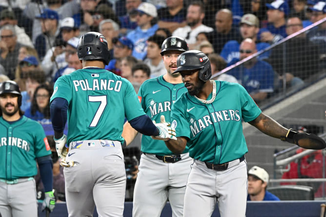 “Dumbest challenge ever seen!” - Fans roast Blue Jays after Andres Gimenez’s errant throw drills Mariners’ Eugenio Suarez on dugout steps