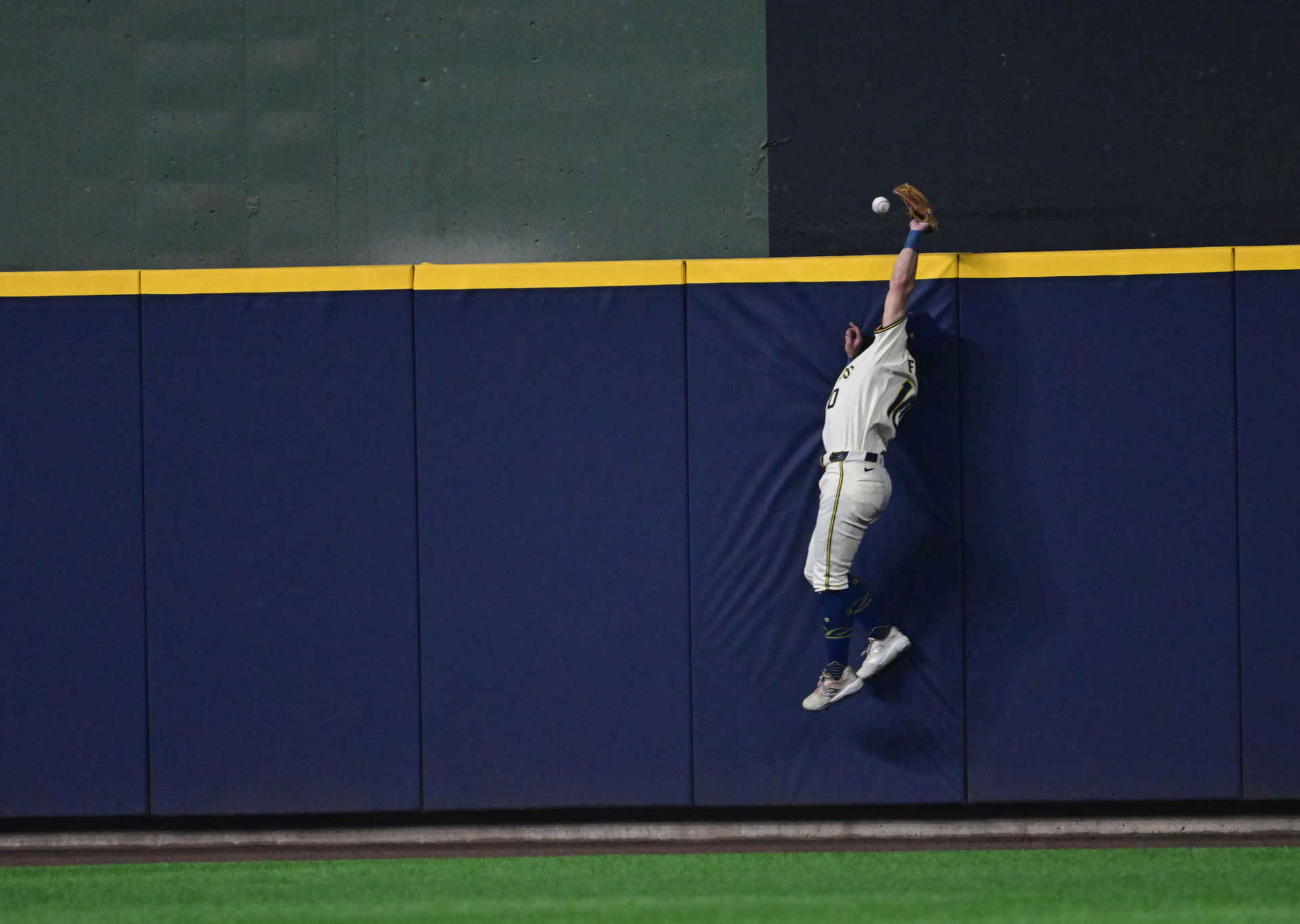 "Wtf did i just watch"; "Definitely need a breakdown" - Fans in disbelief after Brewers' insane double play on Max Muncy’s would-be grand slam in NLCS
