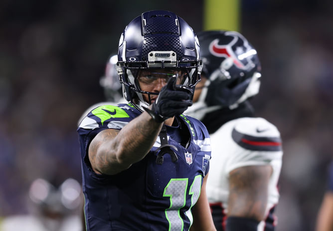 WATCH: Referee swarms in to protect Jaxon Smith-Njigba from mob of angry Texans players during MNF clash