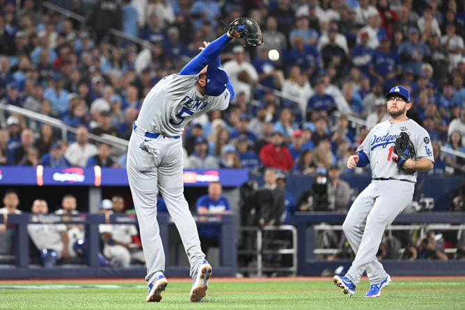 "Dodgers' doing their 2024 Yankees impression" - Fans roast LA star after shocking missed catch in World Series Game 2