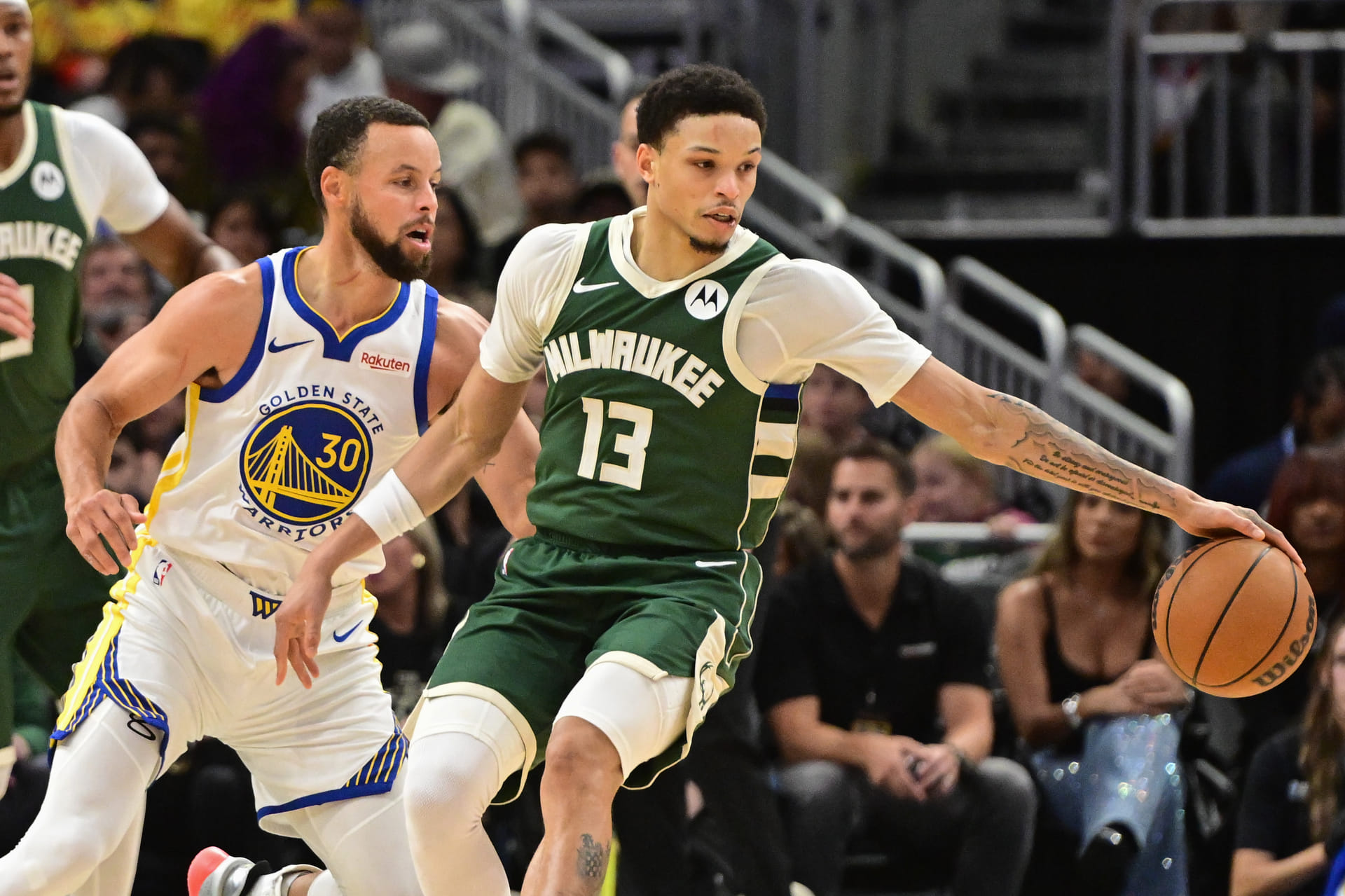 "Snatched Steph Curry’s Chain on National TV": NBA Fans Stunned as $12M PG Guides Giannis Antetokounmpo-Less Bucks Past Warriors