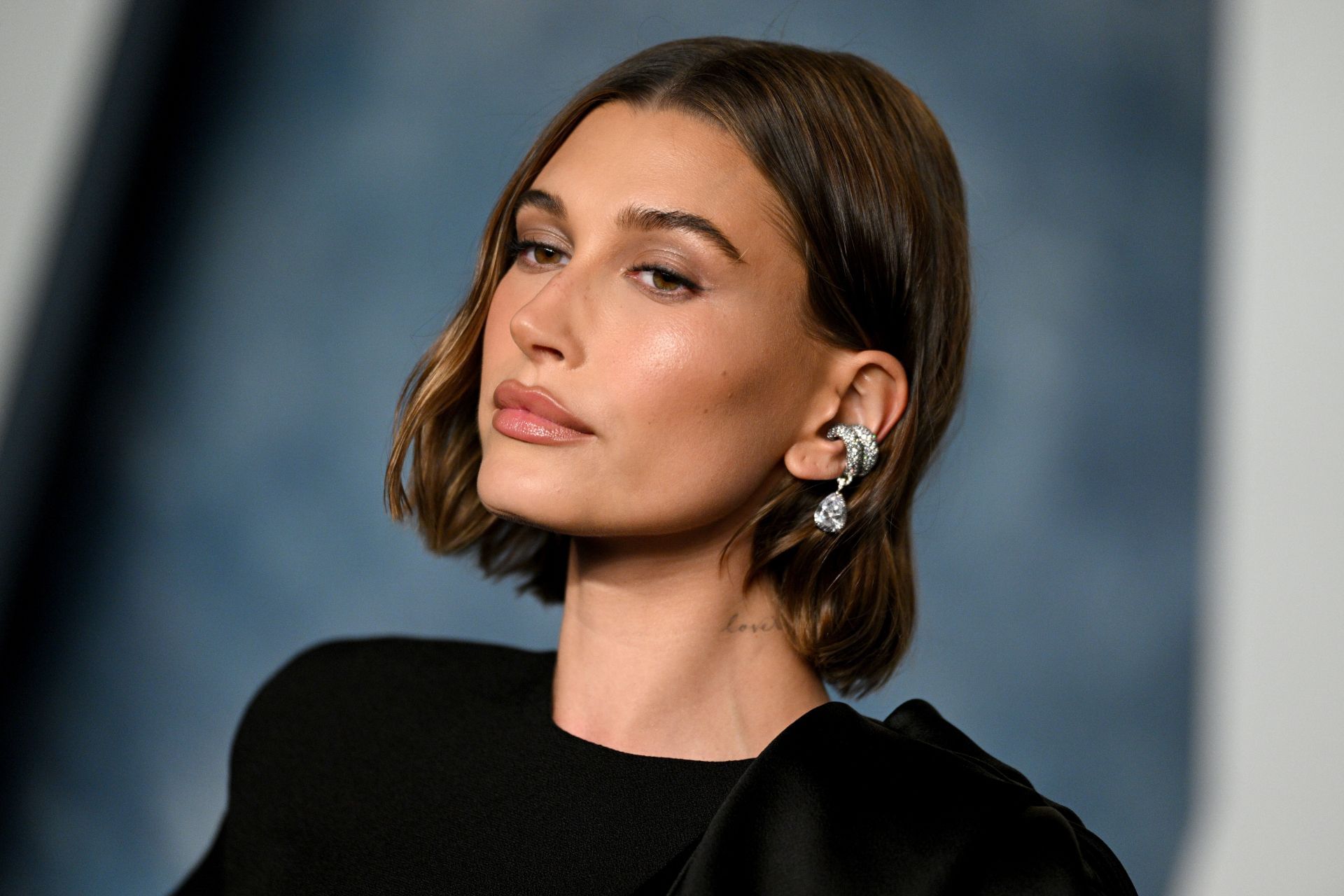 Hailey Bieber at the 2023 Vanity Fair Oscar Party Hosted By Radhika Jones (Image via Getty)