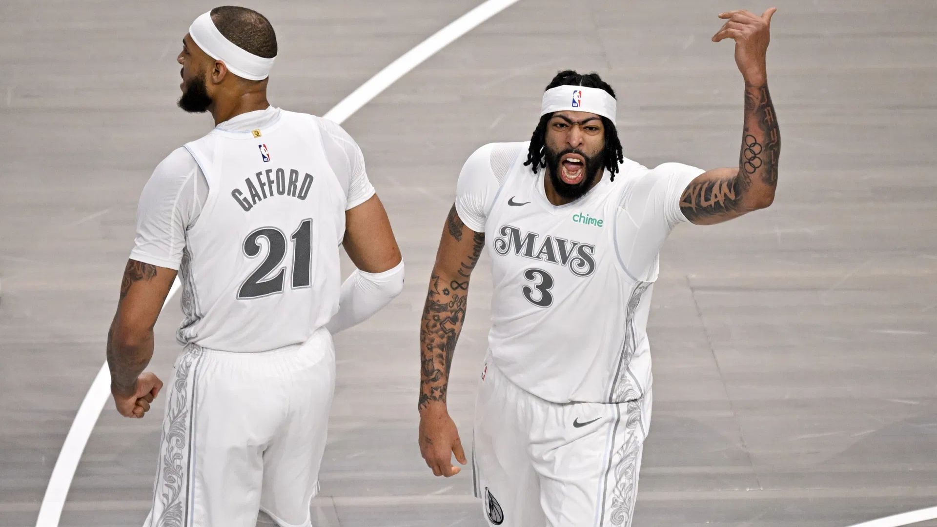 Mavericks fans frustrated as Anthony Davis