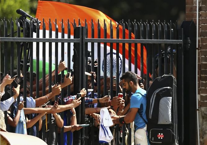 Virat Kohli greeted by raucous cheers ahead of optional practice session on eve of AUS vs IND 2025 1st ODI [Watch]