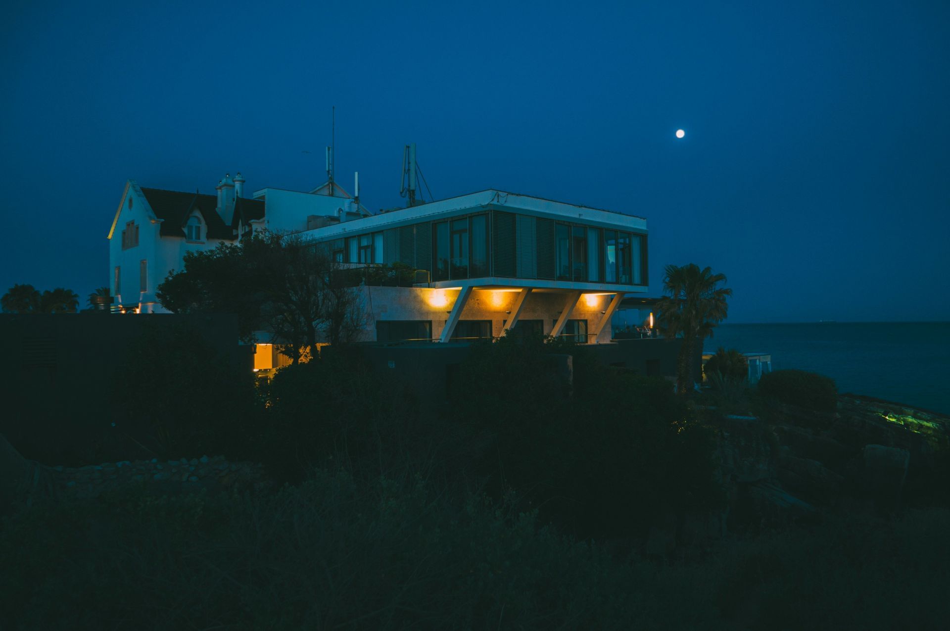 Police respond to a late-night incident at a coastal rental used by Gracie&rsquo;s team (Image via Unsplash)