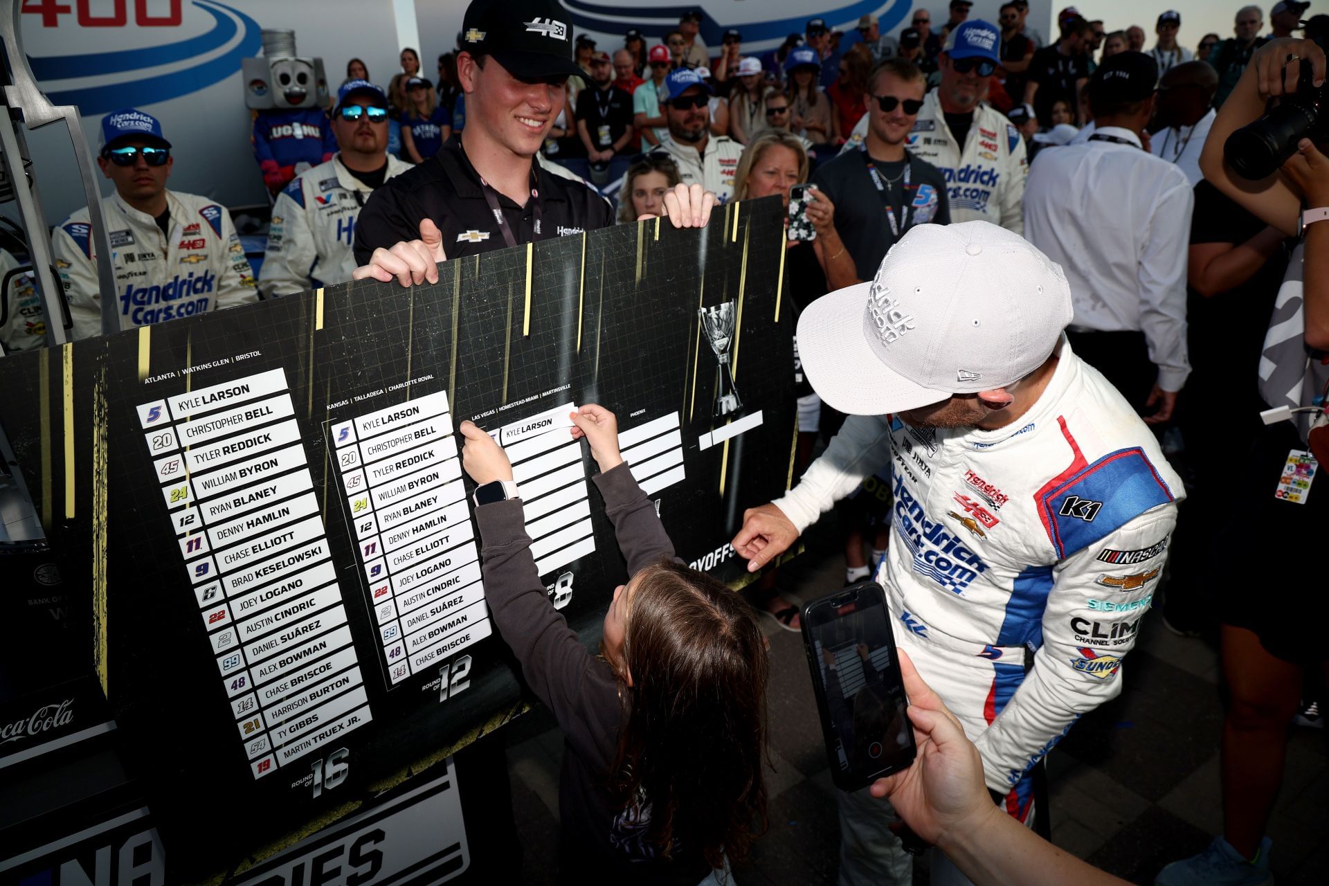 Kyle Larson&#039;s daughter, Audrey, places his name on the 2024 Playoffs Grid. Source: Getty