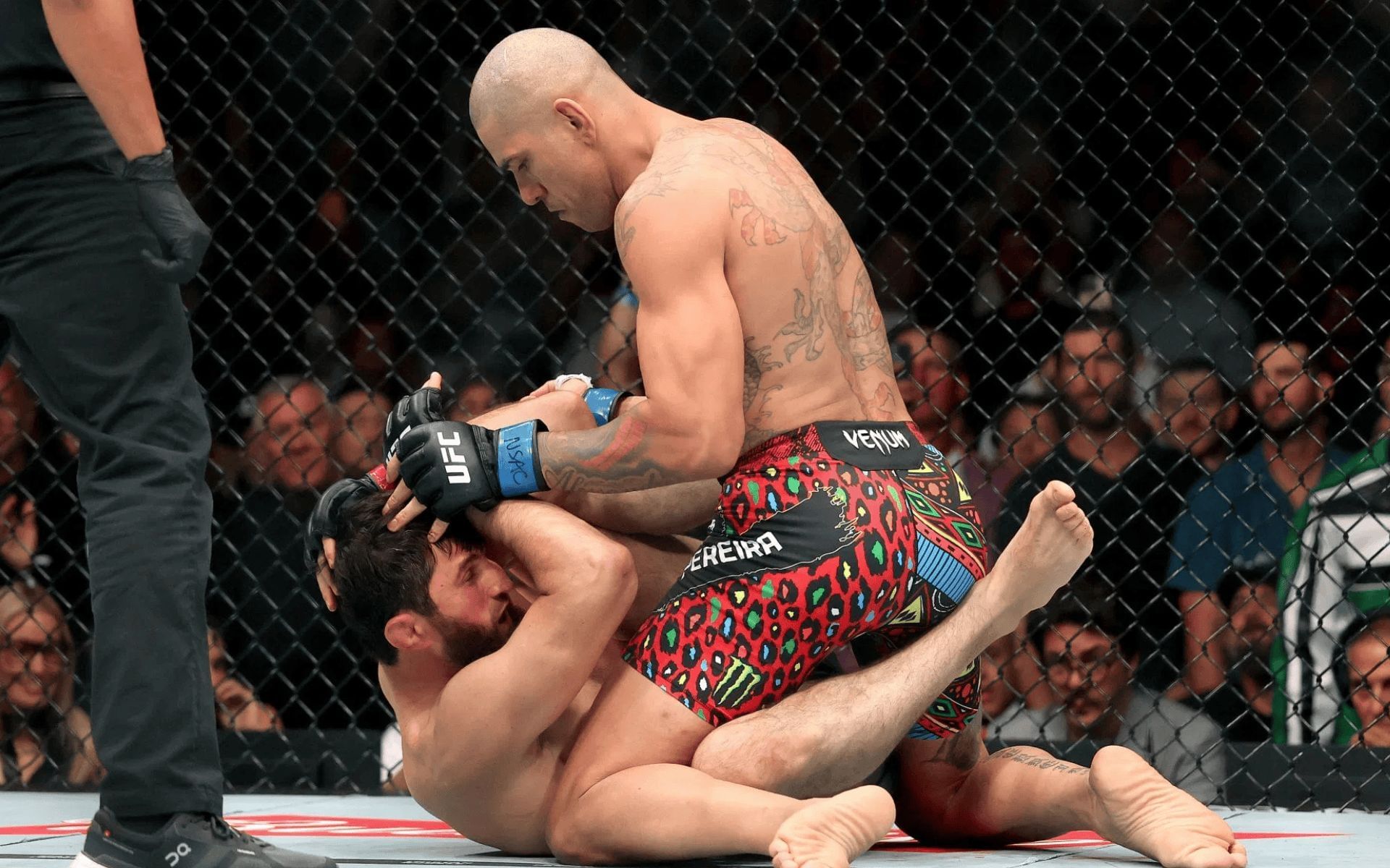 Alex Pereia finishing Magomed Ankalaev at UFC 320. [Image courtesy: Getty]