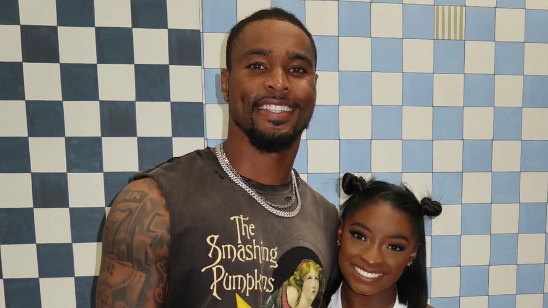 Simone Biles poses in all-black outfit for her date night with husband Jonathan Owens [Image Source : Simone Biles
