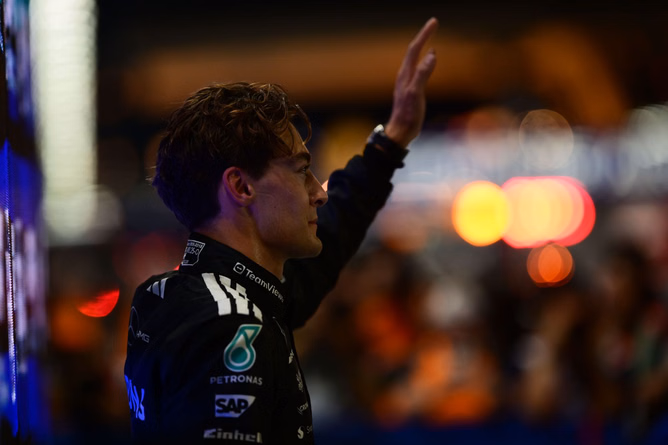 George Russell shares a swim with his “number 1 fan” after grabbing pole position in Singapore
