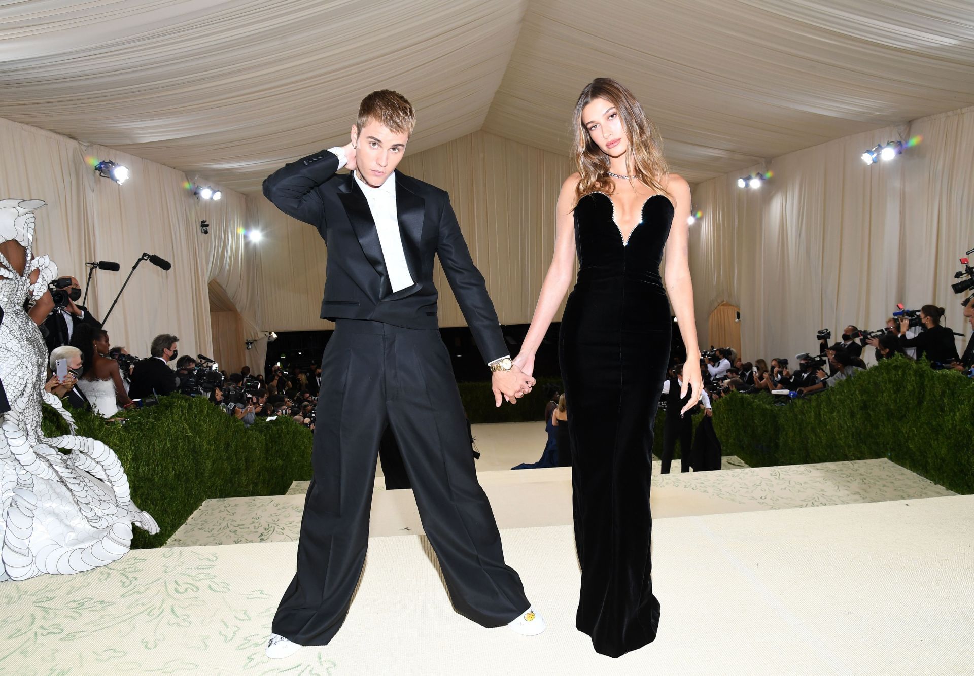 Justin Bieber and Hailey Bieber at The 2021 Met Gala Celebrating In America: A Lexicon Of Fashion (Image via Getty)