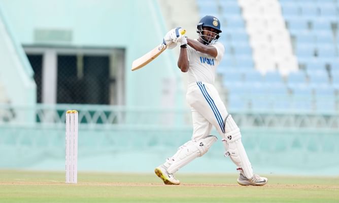 Sai Sudharsan spotted eating sandwich outside the boundary line during IND vs WI 2025 2nd Test [Watch]