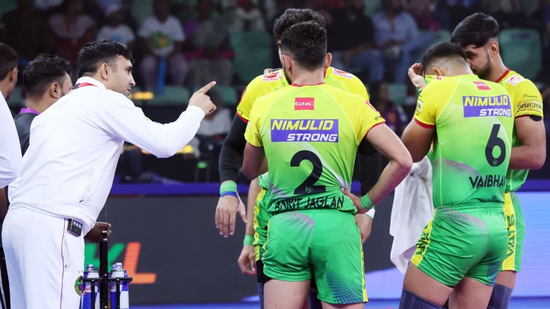 Patna Pirates head coach in a discussion with players (Image Credits: PKL)