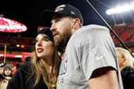 Travis Kelce, izquierda, y Taylor Swift en el Juego de Campeonato de la AFC: Buffalo Bills vs Kansas City Chiefs (Imagen vía Getty)