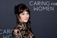 Dakota Johnson tham dự bữa tối Chăm sóc phụ nữ của Quỹ Kering tại The Pool vào ngày 11 tháng 9 năm 2025 tại Thành phố New York. (Hình ảnh qua Getty)
