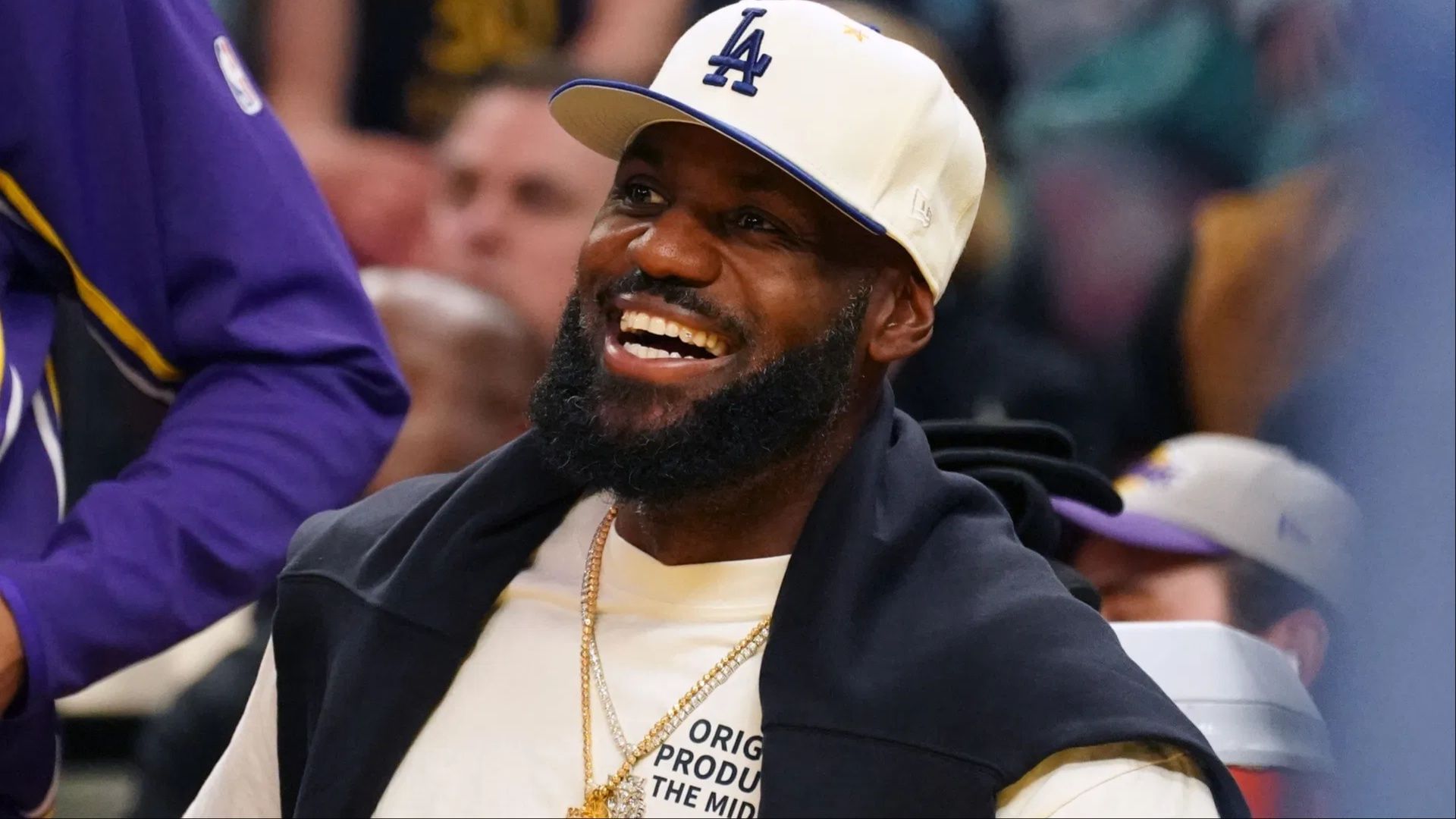 LeBron James laughs at Lakers teammate on the sidelines. (Photo: IMAGN)