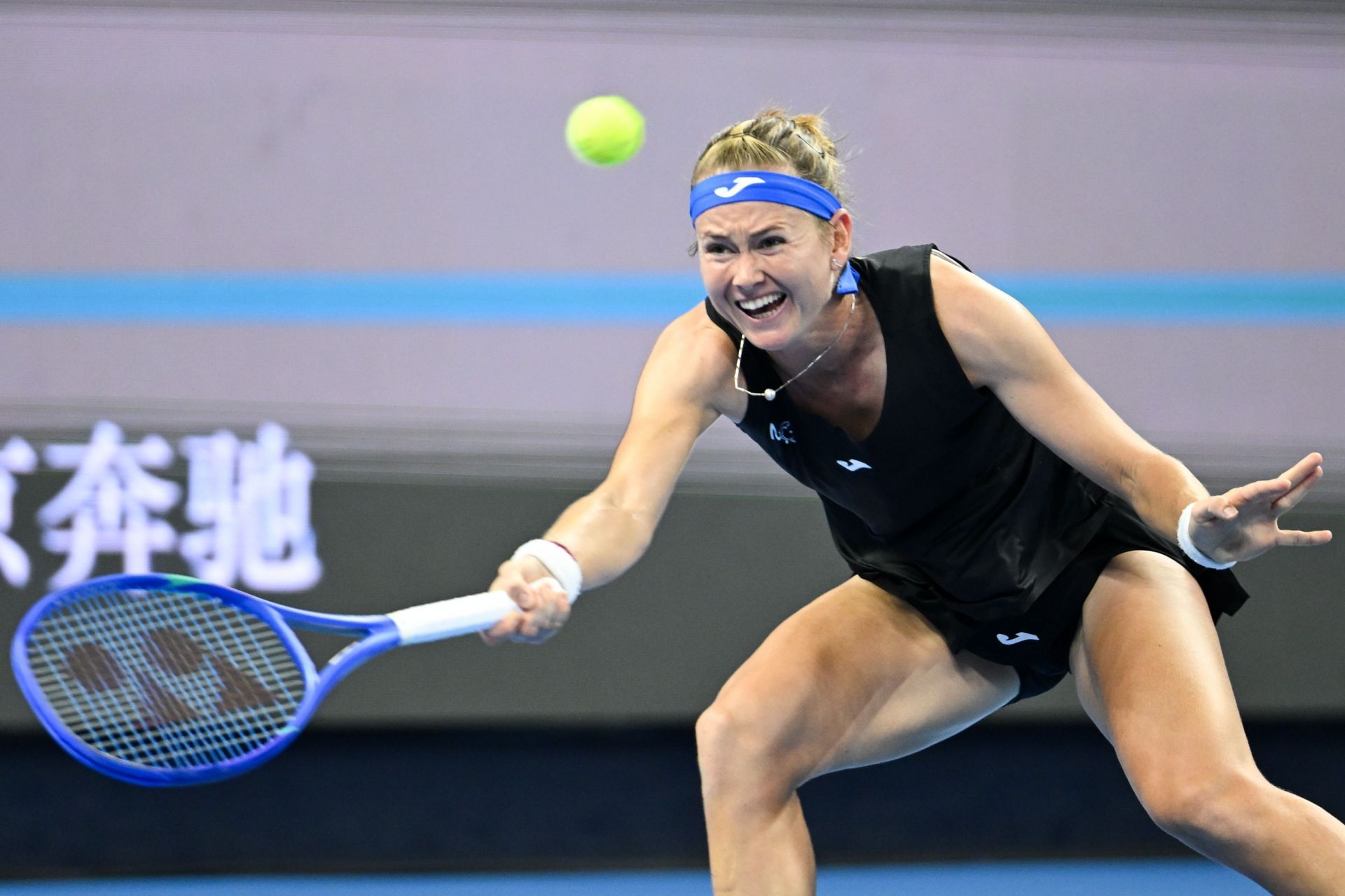 Marie Bouzkova retrieves a ball | Image Source: Getty
