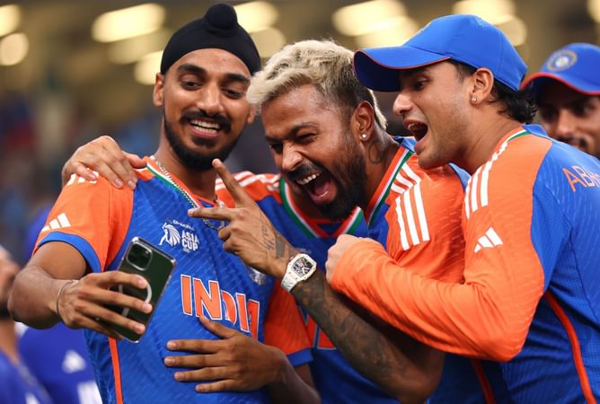 Hardik Pandya spotted with Mahieka Sharma on Diwali amid AUS vs IND 2025 ODIs [Watch]