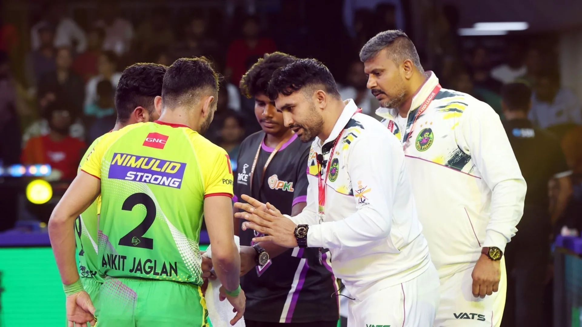 Patna Pirates head coach Randeep Dalal in a conversation with skipper Ankit Jaglan (Image Credits: PKL)