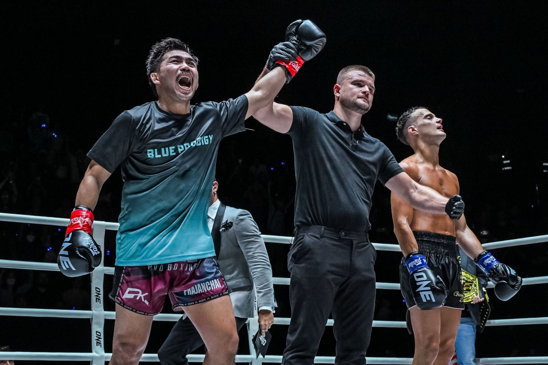 Jonathan Di Bella (R) dejected after losing to Prajanchai (L) | Photo by ONE Championship