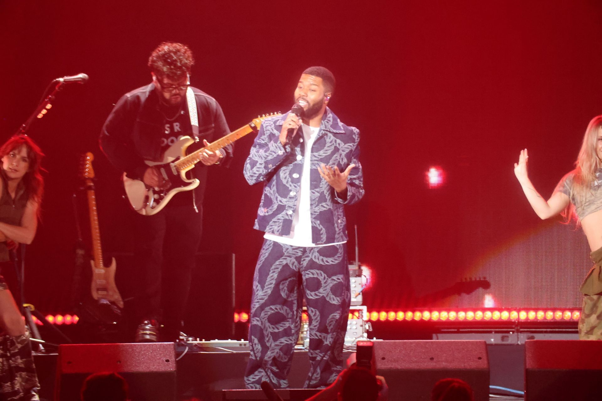Khalid performing at the 2024 Y100 iHeartRadio Jingle Ball - Show (Image via Getty)