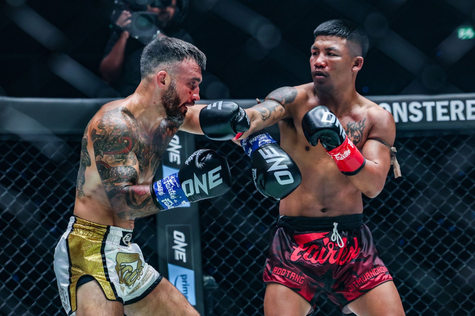 Denis Puric (L) vs Rodtang (R) | Photo by ONE Championship