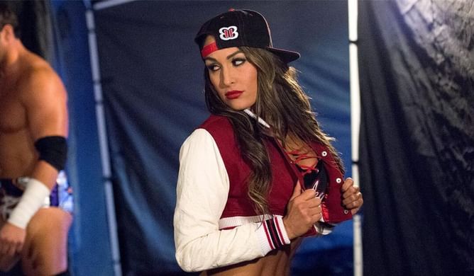 2 WWE stars rumored to be secretly dating and 4 who are not