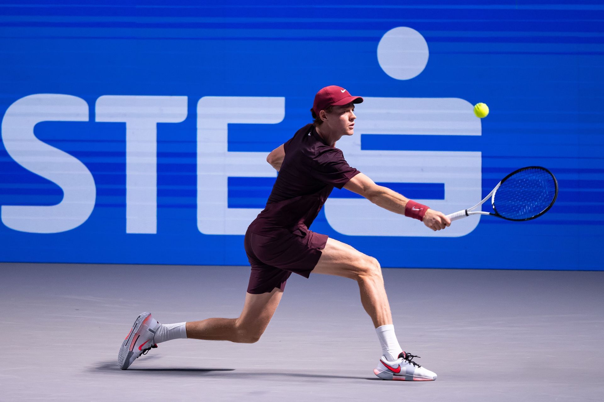 Jannik Sinner in action against Daniel Altmaier at the 2025 Vienna Open (Source: Getty)