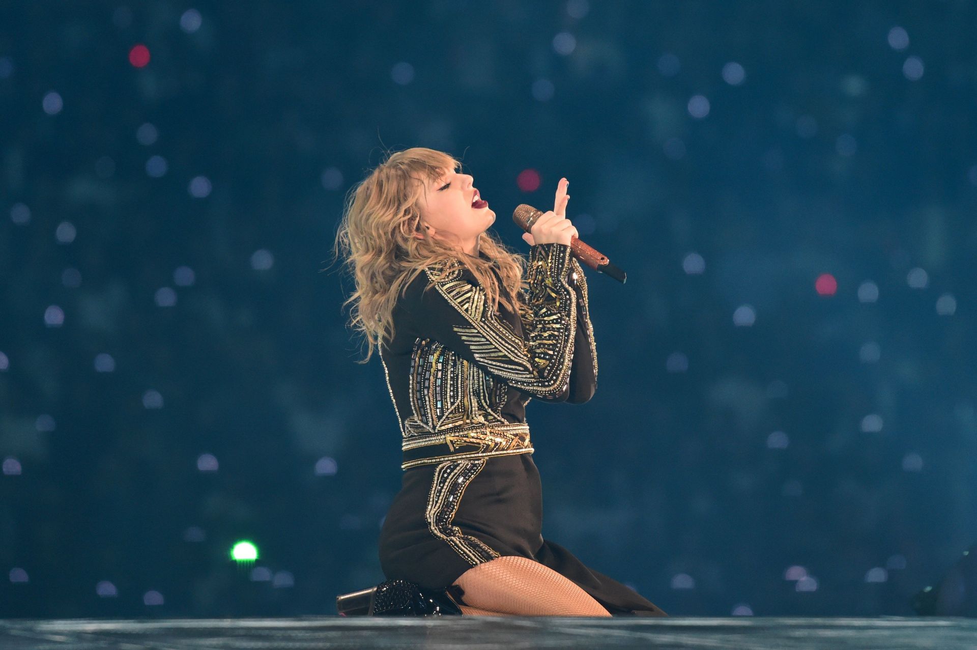 Taylor Swift during her Reputation Stadium Tour (Image via Getty)