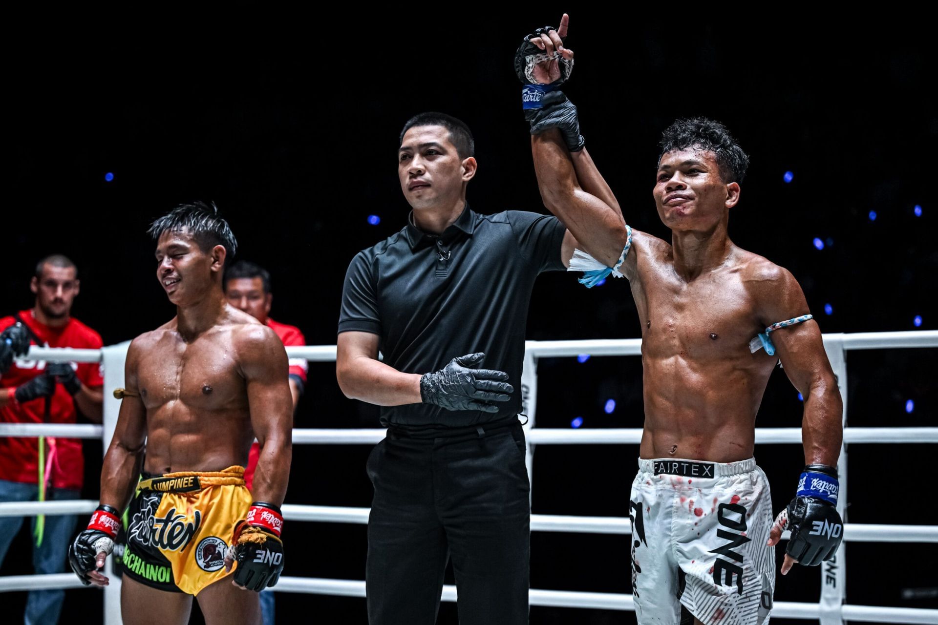 Numsurin (R) beats Songchainoi | Photo credit: ONE Championship