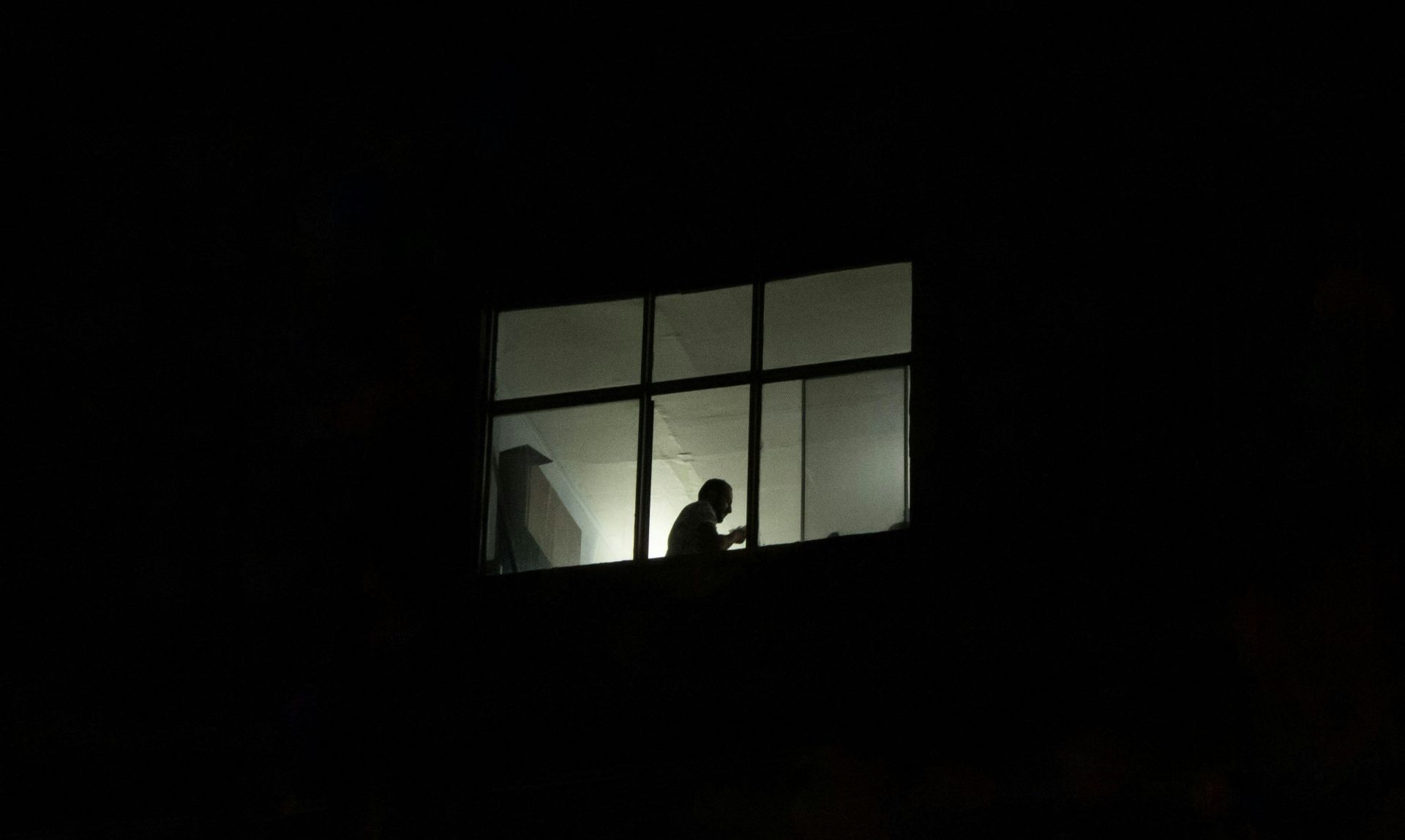 Noise complaints from a nearby home trigger an early call to police (Image via Unsplash)